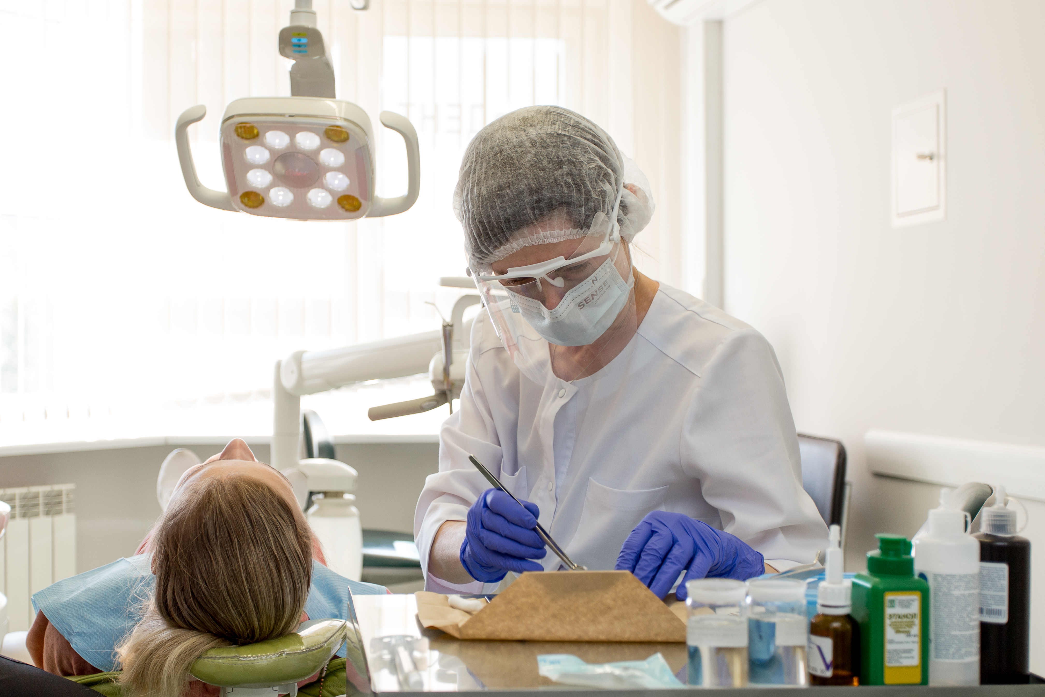 врач лечит флюс