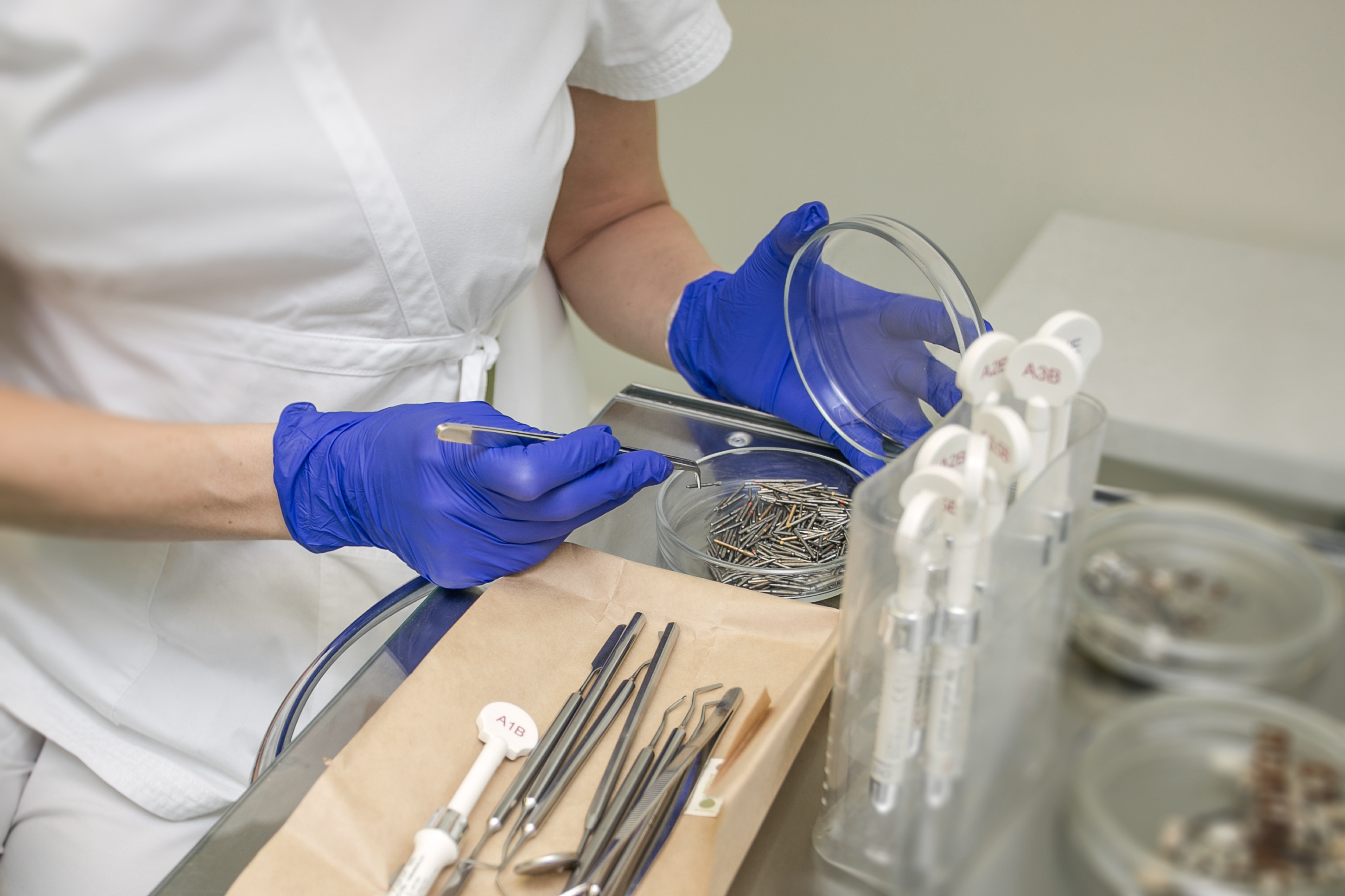 стоматолог решает проблему неприятного запаха изо рта