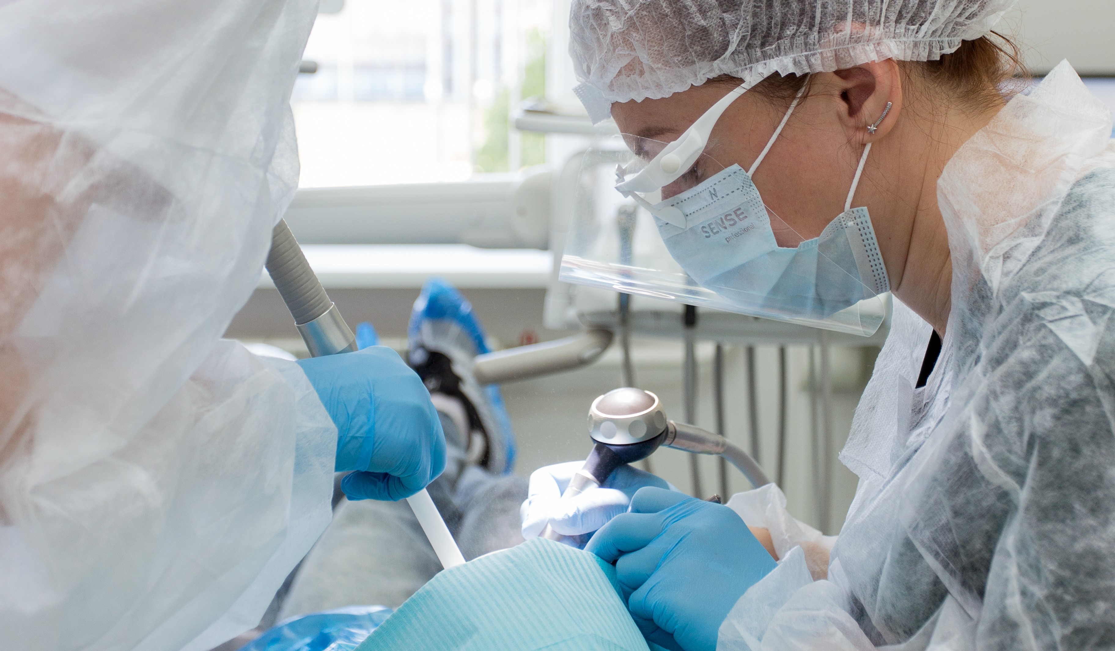 Неприятный запах изо рта: причины и как избавиться